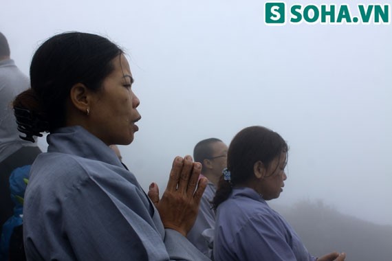 Sáng qua, ngày 23/11, sau khi hộ trì thầy Tâm Mẫn tới đoạn Bia Phật (cách chùa Đồng khoảng 100m), sư thầy đã xuống núi nghỉ. Còn lại các phật tử đã lên chùa Đồng làm lễ, niệm Phật.